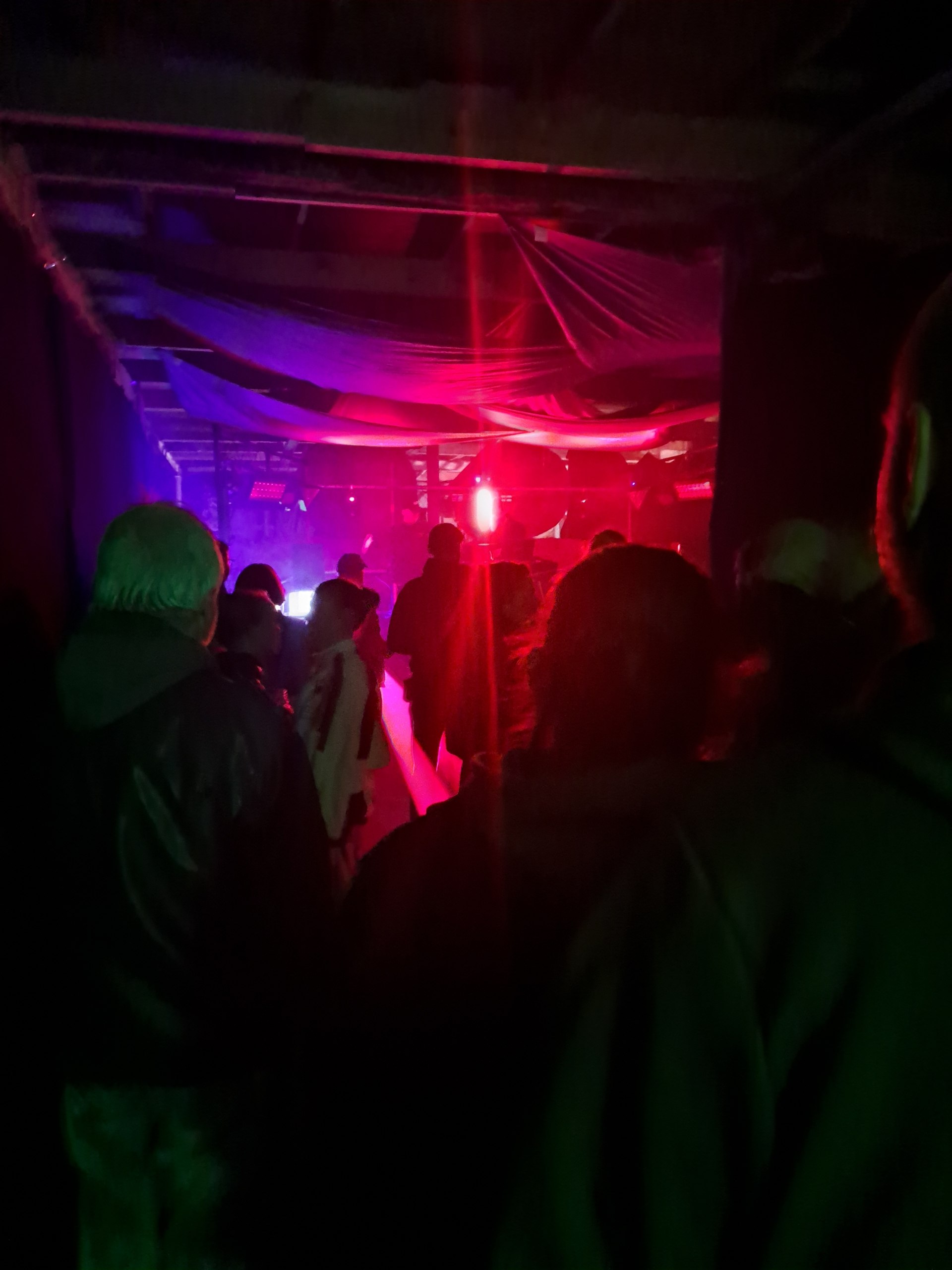 Technoscheune bei Nacht